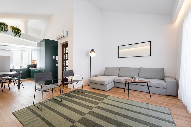 Relaxing moment in a vibrant city