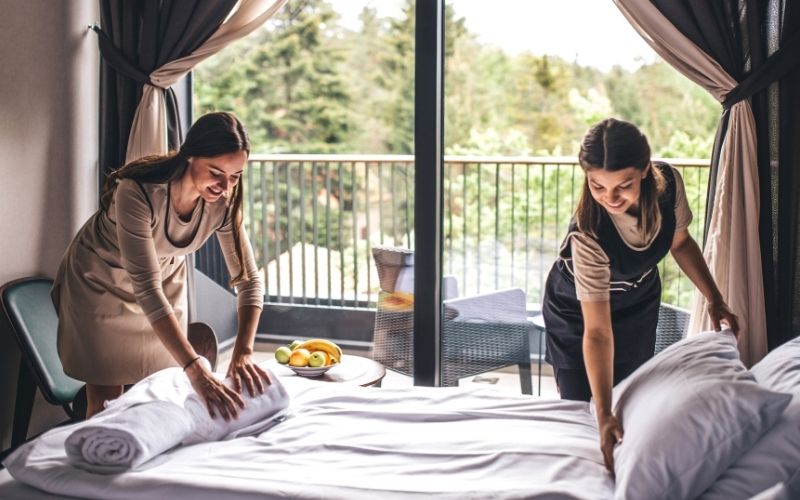 Service de ménage en action, sociétés de gestion hôtelière.