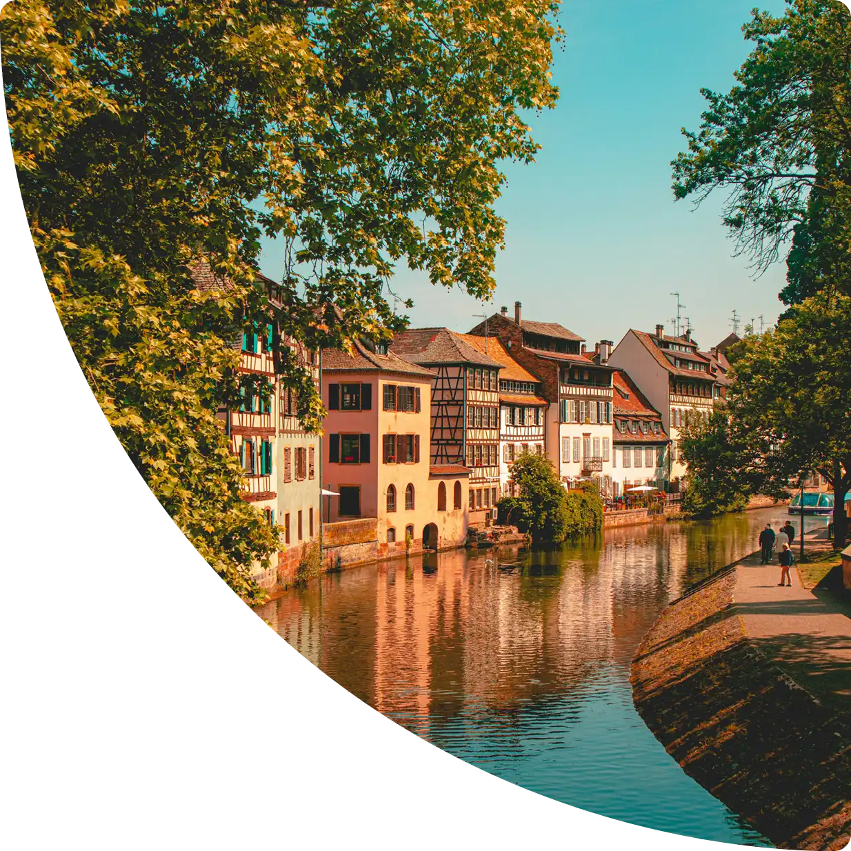 Maisons à colombages colorées le long du canal dans le quartier de la Petite France à Strasbourg — conciergerie Airbnb Strasbourg