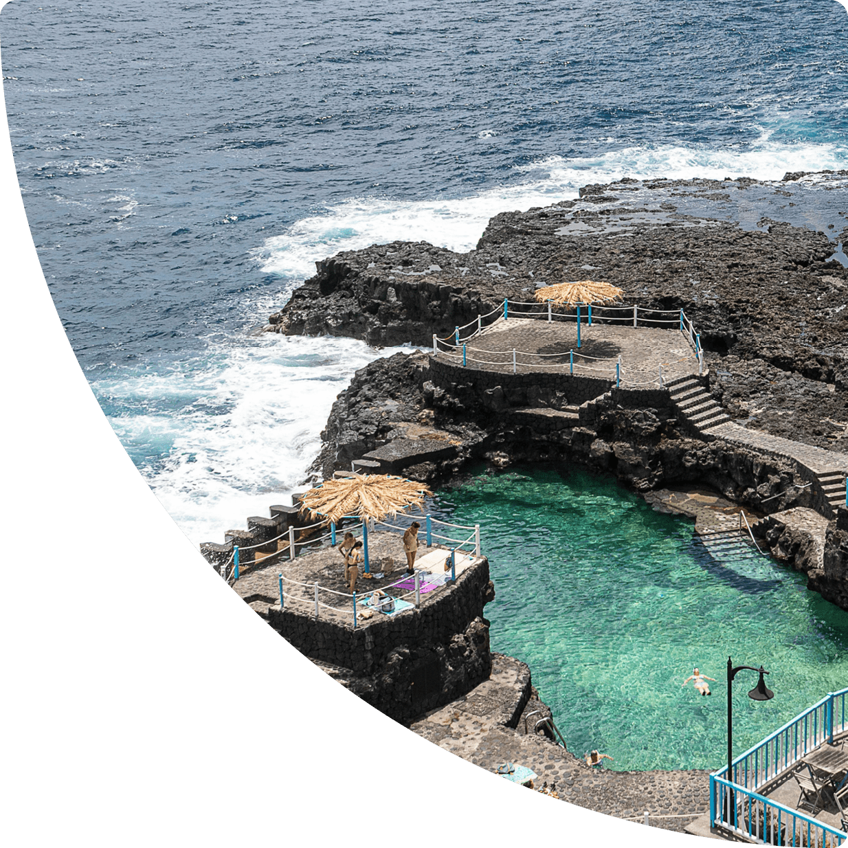 Piscinas naturales de roca volcánica con agua cristalina junto al océano - Gestión apartamentos turísticos La Palma, GuestReady
