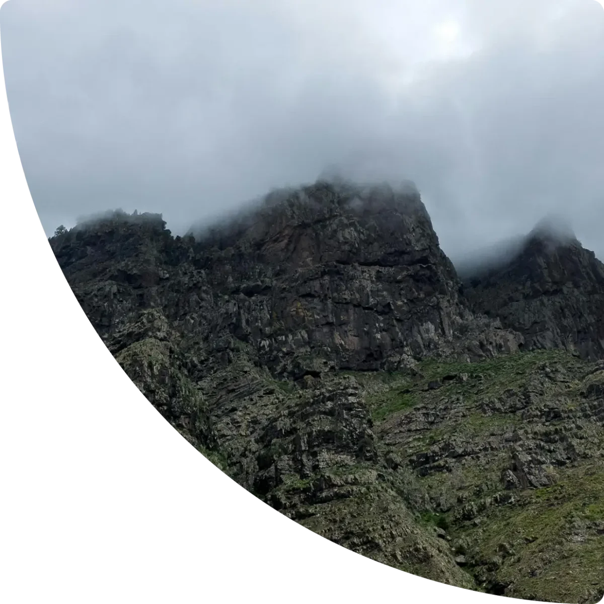 Montañas rocosas cubiertas de nubes bajas en un paisaje volcánico - Gestión de apartamentos turísticos en El Hierro, GuestReady