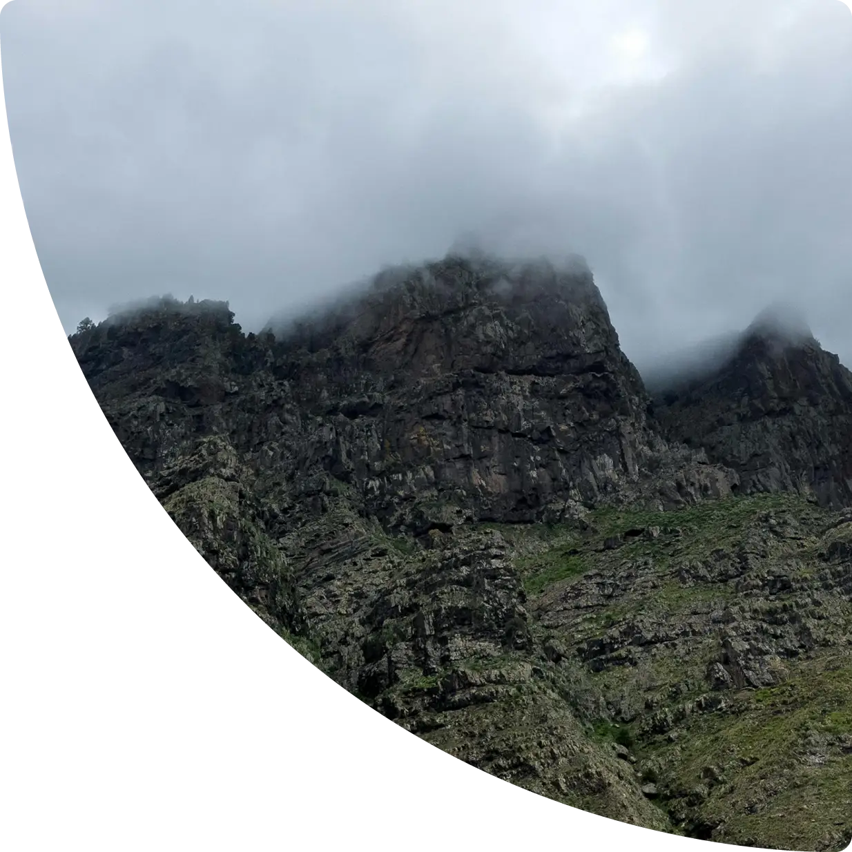 Montañas rocosas cubiertas de nubes bajas en un paisaje volcánico - Gestión de apartamentos turísticos en El Hierro, GuestReady