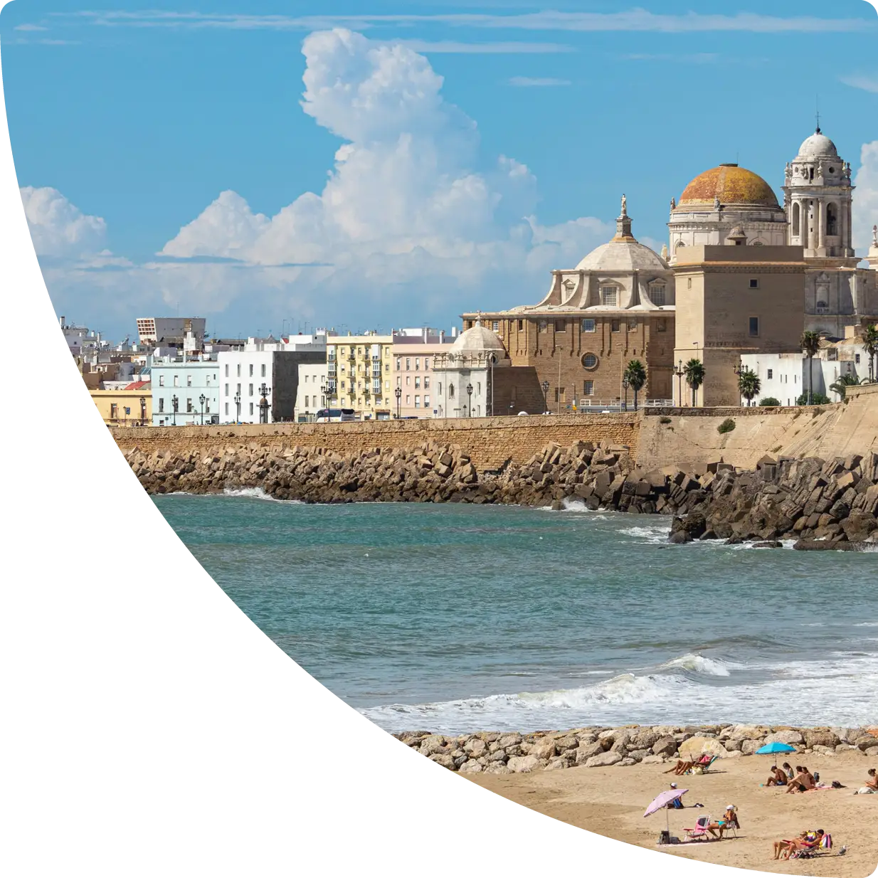 Paseo marítimo de Cádiz con la catedral y su cúpula dorada junto al mar en un día soleado - Gestión de apartamentos turísticos en Cádiz