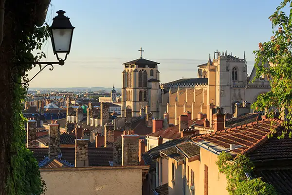 Location moyenne durée à Lyon : vue sur les toits de la ville et la cathédrale Saint-Jean au coucher du soleil.