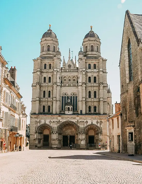 Cathédrale historique et place calme au cœur de Dijon - conciergerie Airbnb Dijon