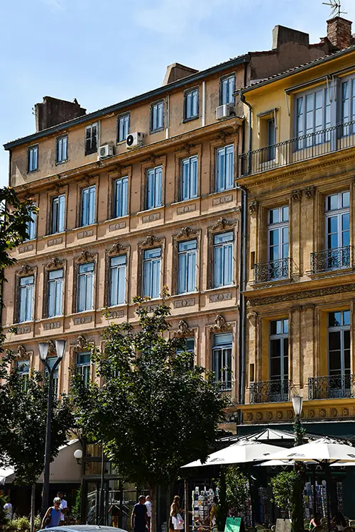 Bâtiments historiques et rue animée au cœur d’Aix-en-Provence - conciergerie Airbnb Aix-en-Provence