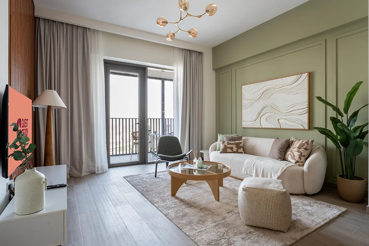 Salon moderne et lumineux avec accès au balcon et décoration soignée - conciergerie Airbnb Martinique