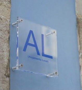 Placa de alojamento local na entrada do edifício, licença de alojamento local em Lisboa