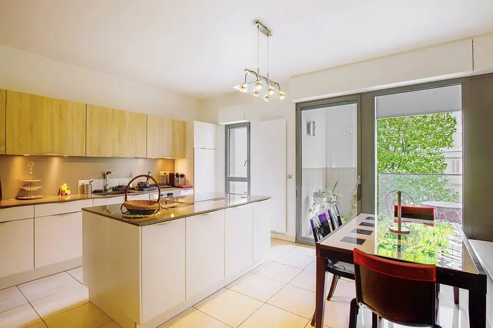 Bright living room of a three-bedroom apartment in the 16th arrondissement of Paris